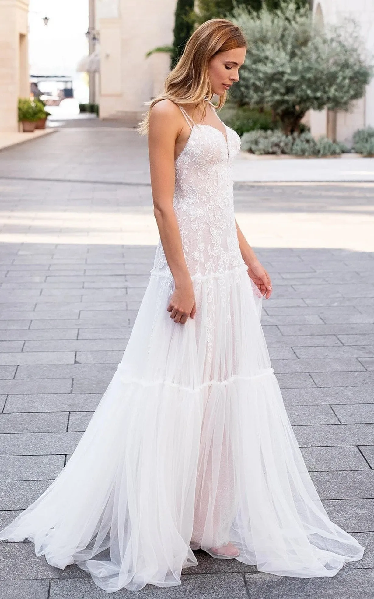 Bohemian A Line Plunging Neckline Tulle Wedding Dress with Appliques-716391