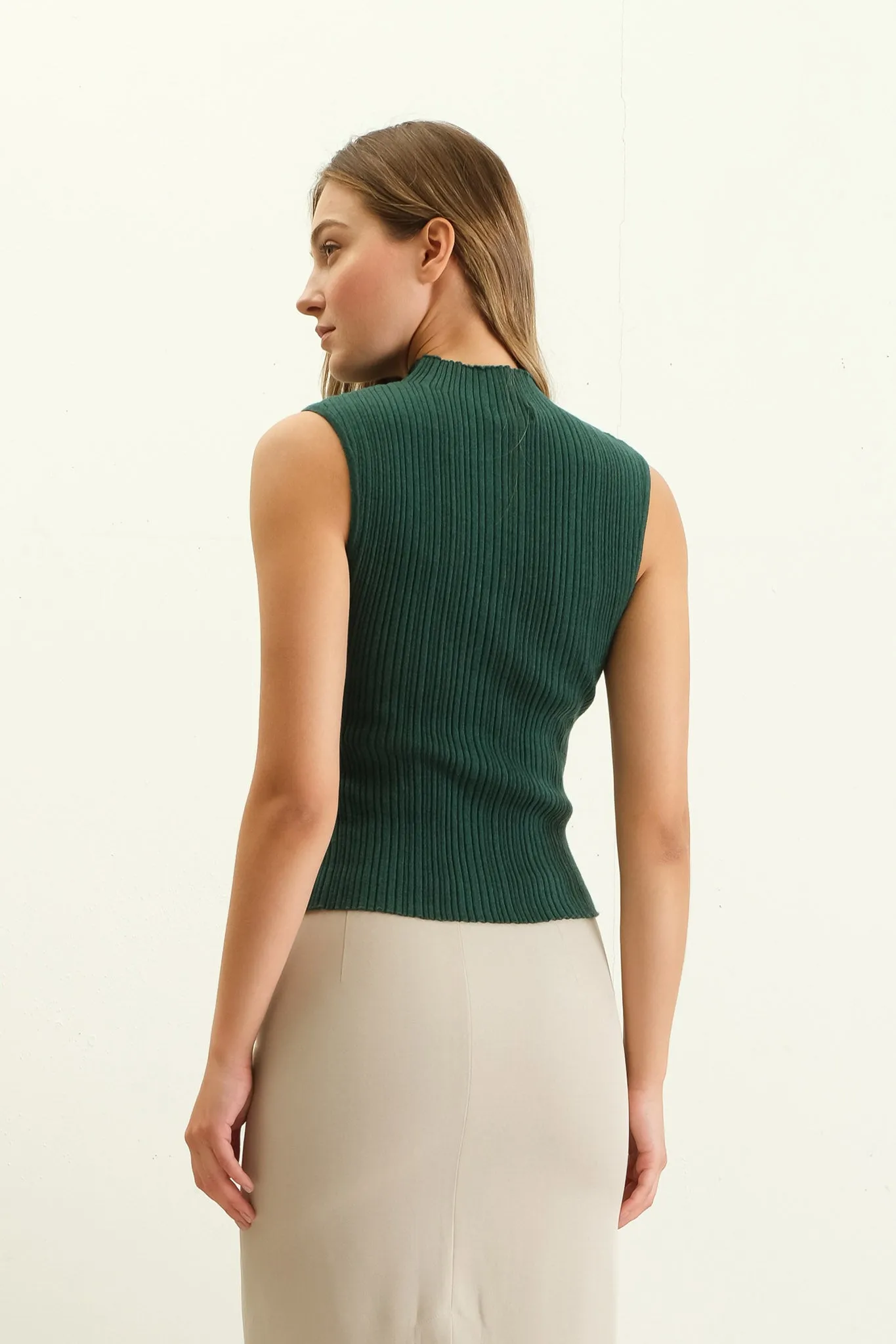 MOCK NECK SLEEVELESS SWEATER KNIT TOP