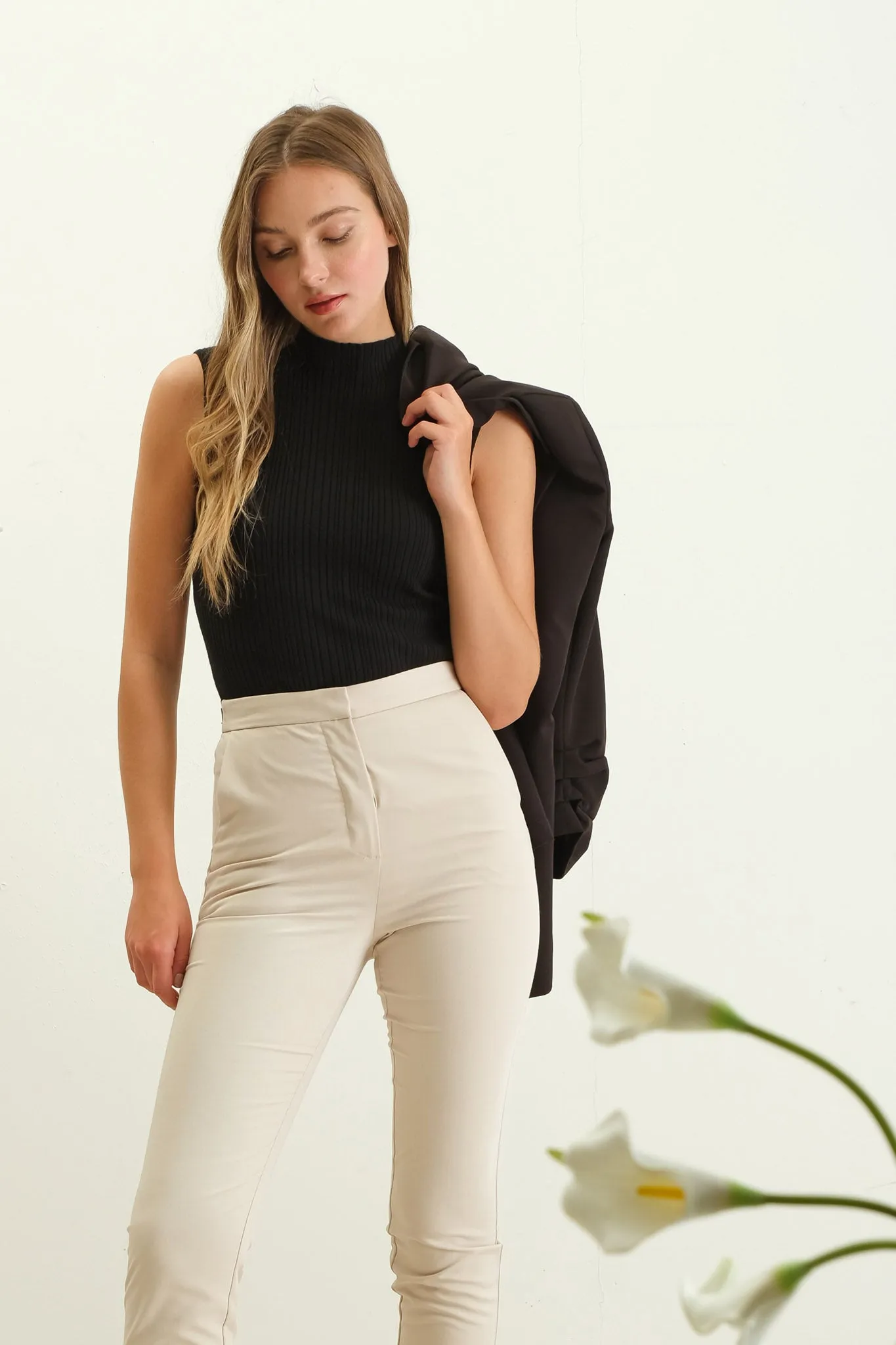 MOCK NECK SLEEVELESS SWEATER KNIT TOP